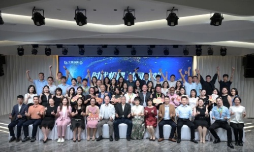 時(shí)代機(jī)遇，共同成就｜華商縱橫集團(tuán)2025年度管理年會(huì)圓滿落幕！